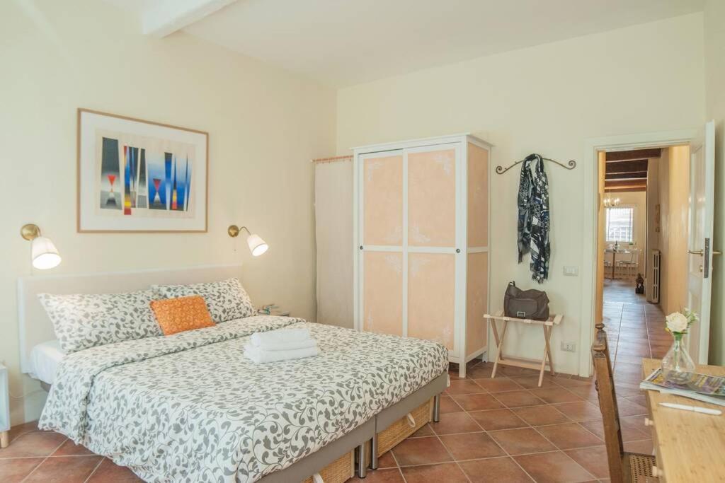 Cozy Macci Flat 4 People Near Santa Croce Square Appartement Florence Buitenkant foto